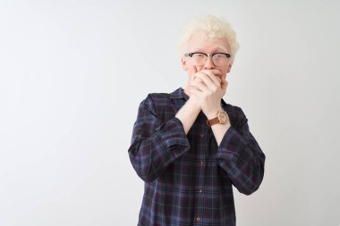 Ayrı beyaz arka planda gündelik tişört ve gözlük takan genç sarışın adam yanlışlıkla ağzını kapatarak şok geçirdi. Gizli konsept.