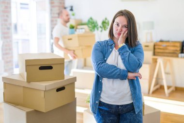 Genç çift, yeni bir eve taşınıyor. Ayrıca evde oturan cüsseli bir kadın kollarını kavuşturup depresyondan sıkılmış ve yorgun görünüyor..