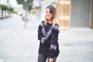 Sokakta yürürken süveter giyen güzel bir kız