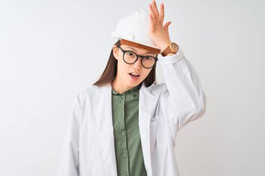 İzole edilmiş beyaz arka planda ceket kaskı gözlüğü takan Çinli genç mühendis kadın bir hata sonucu el üstünde şaşırdı. Hatayı unutmayın. Unuttum, kötü hafıza konsepti.