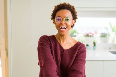 Afro saçlı gözlüklü güzel genç Afrika kadın