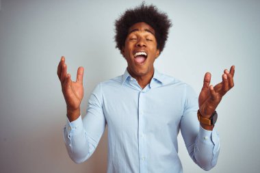 Afro saçlı, zarif gömlekli, izole edilmiş beyaz arka planda başarılı olmak için deli ve çılgın bir kutlama yapan genç Afro-Amerikalı adam kollarını kaldırdı ve gözleri kapalı bir şekilde heyecanla haykırıyordu. Kazanan konsept