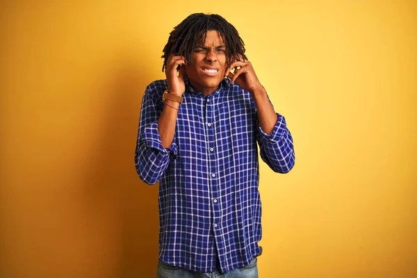 Homem Afro Com Dreadlocks Vestindo Camisa Casual Sobre Fundo Amarelo — Fotografia de Stock