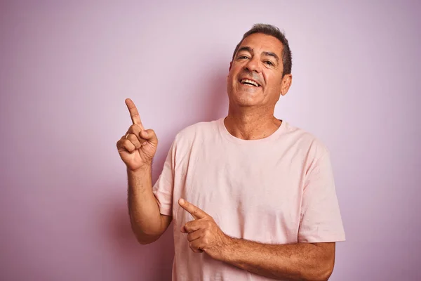 Schöner Mann Mittleren Alters Shirt Vor Isoliertem Rosa Hintergrund Lächelnd — Stockfoto