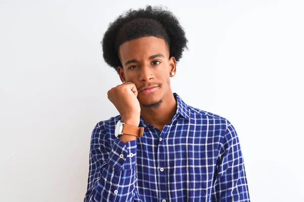 Mladý Africký Američan Muž Sobě Ležérní Košili Stojící Nad Izolované — Stock fotografie