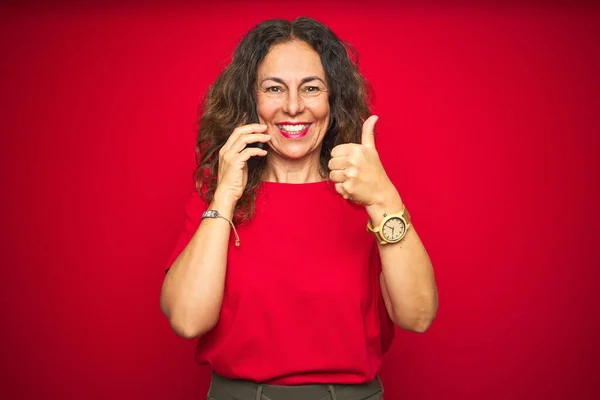 Femme Âgée Moyen Âge Parlant Téléphone Sur Fond Rouge Isolé — Photo
