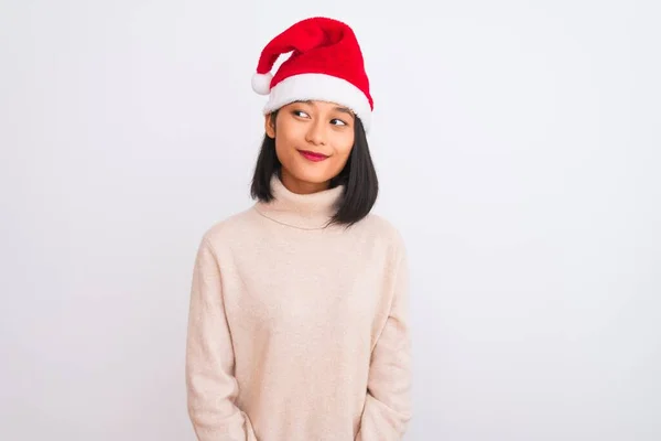 Jovem Mulher Chinesa Bonita Vestindo Chapéu Natal Santa Sobre Isolado — Fotografia de Stock