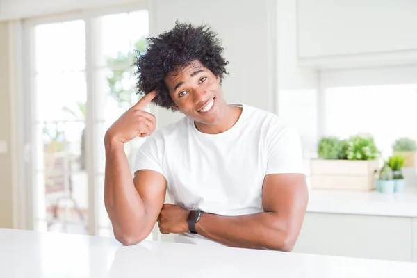 Mladý Afroameričan Obyčejném Bílém Tričku Sedí Doma Úsměvem Ukazujícím Hlavu — Stock fotografie