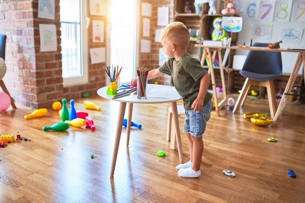 Ung Kaukasisk Unge Leker Dagis Ritning Med Färgpennor Förskolekillen Lycklig — Stockfoto