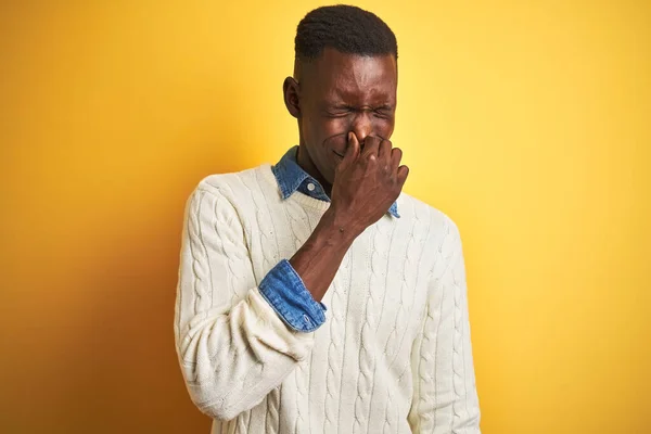 Homem Afro Americano Vestindo Camisa Jeans Suéter Branco Sobre Fundo — Fotografia de Stock