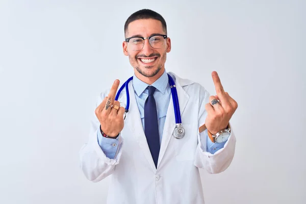Mladý Doktor Stetoskopu Nad Izolovaným Pozadím Ukazující Prostředníček Jak Tebou — Stock fotografie