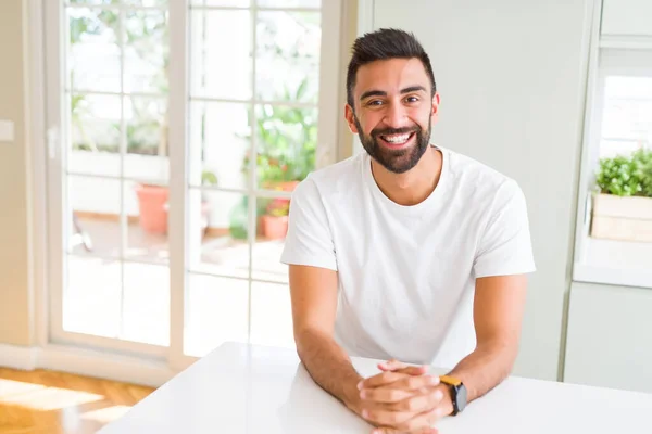 Bonito homem sorrindo alegre com um grande sorriso na cara mostrando t — Fotografia de Stock