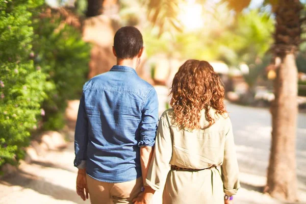 Casal Bonito Meia Idade Sorrindo Feliz Confiante Parque Cidade Caminhando — Fotografia de Stock