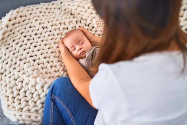 年轻美丽的女人和她的孩子在家里的沙发上盖着毛毯 新生儿和母亲放松和舒适地休息 — 图库照片
