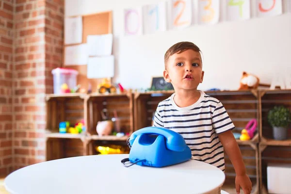 Mooie Peuter Jongen Spelen Met Vintage Blauwe Telefoon Kleuterschool — Stockfoto