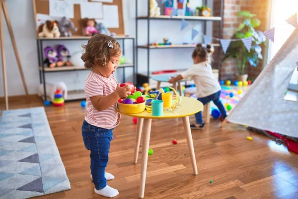 Entzückende Kleinkinder Spielen Mahlzeiten Mit Plastikfutter Und Besteck Kindergarten — Stockfoto