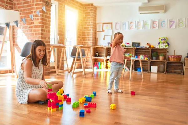 Bella Insegnante Bionda Bambino Ragazza Costruzione Torre Utilizzando Blocchi Plastica — Foto Stock