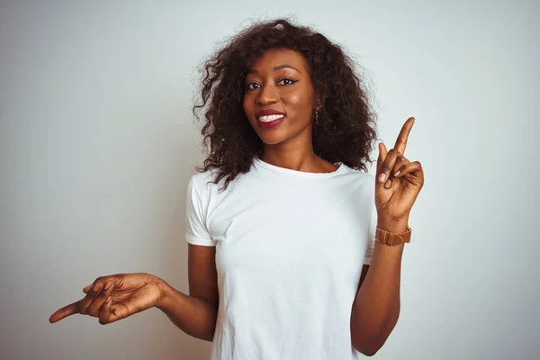 Joven Mujer Afroamericana Vistiendo Camiseta Pie Sobre Fondo Blanco Aislado — Foto de Stock