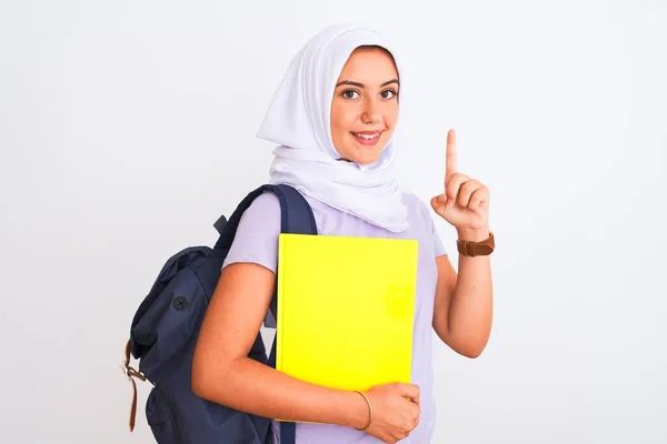 Studentessa Araba Che Indossa Hijab Zaino Tenendo Libro Sfondo Bianco — Foto Stock