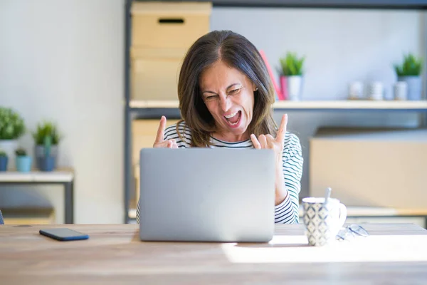 Mulher Meia Idade Sênior Sentada Mesa Casa Trabalhando Usando Laptop — Fotografia de Stock