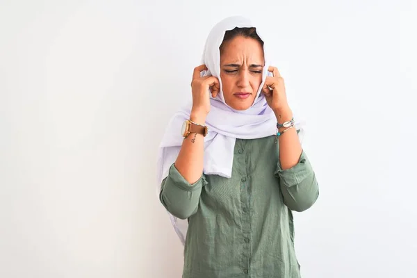 Jovem Mulher Árabe Bonita Vestindo Hijab Muçulmano Tradicional Sobre Fundo — Fotografia de Stock