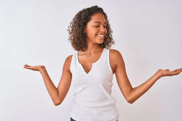 Młoda Brazylijka Ubrana Luźny Shirt Stojąca Białym Tle Uśmiechnięta Otwartymi — Zdjęcie stockowe