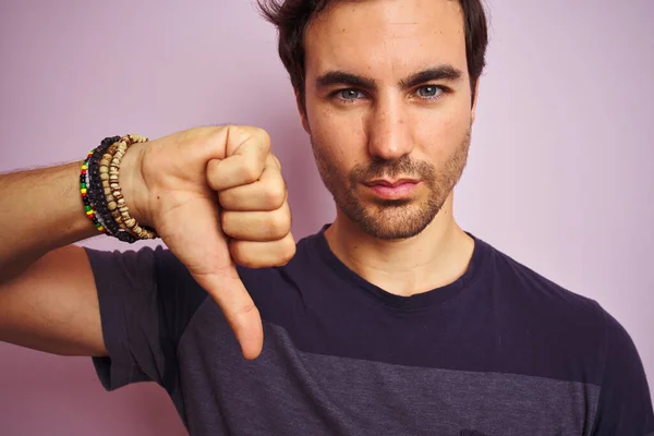 Joven Hombre Guapo Con Camiseta Casual Pie Sobre Fondo Rosa —  Fotos de Stock