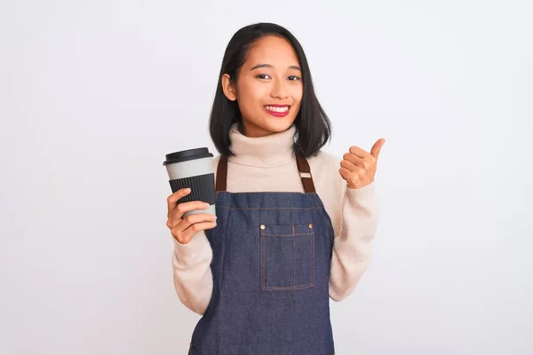 Bella Barista Donna Cinese Che Indossa Grembiule Tenendo Caffè Sfondo — Foto Stock