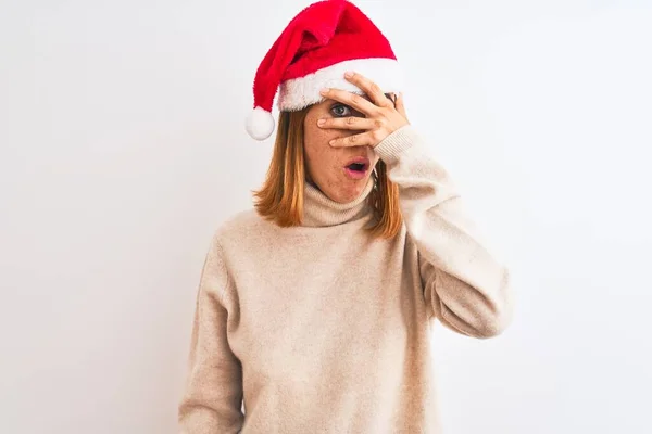 Belle Femme Rousse Portant Chapeau Noël Sur Fond Isolé Regardant — Photo