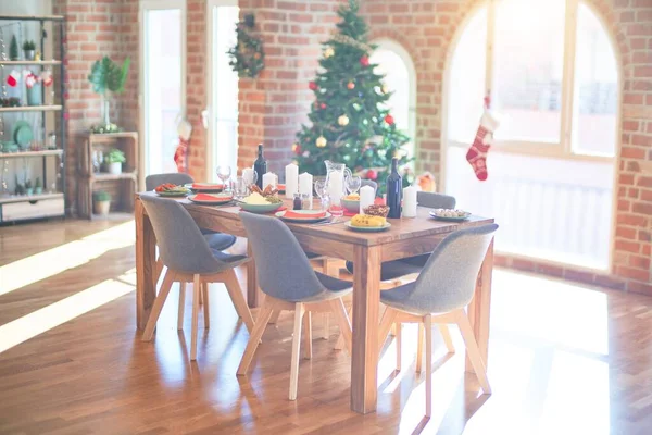 Nice Casa Com Árvore Ornamets Mesa Com Comida Preparada Para — Fotografia de Stock