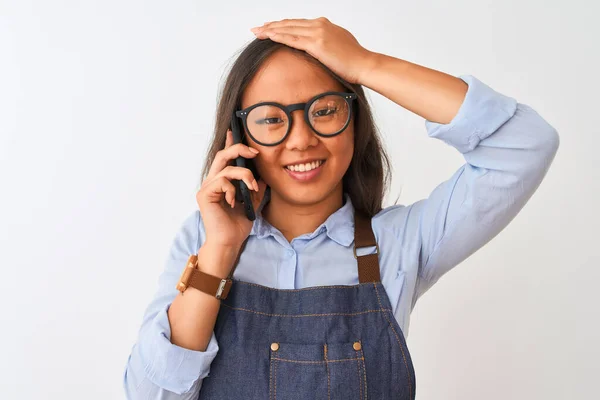 Chinesin Mit Brillenschürze Die Auf Smartphone Vor Isoliertem Weißen Hintergrund — Stockfoto