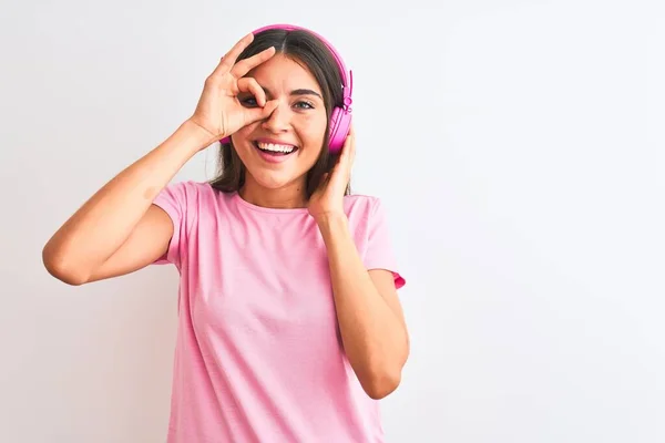 Junge Schöne Frau Hört Musik Mit Kopfhörern Über Isolierten Weißen — Stockfoto