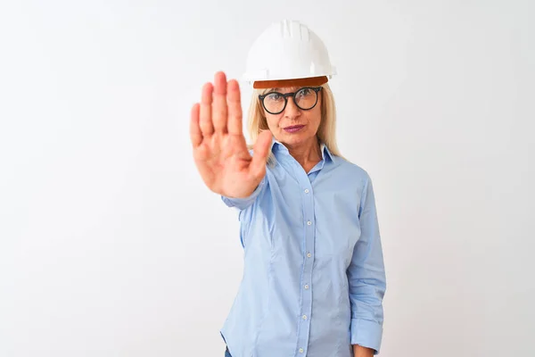 Middelbare Leeftijd Architect Vrouw Dragen Bril Helm Geïsoleerde Witte Achtergrond — Stockfoto