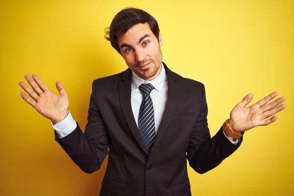 Joven Hombre Negocios Guapo Con Traje Corbata Pie Sobre Fondo — Foto de Stock