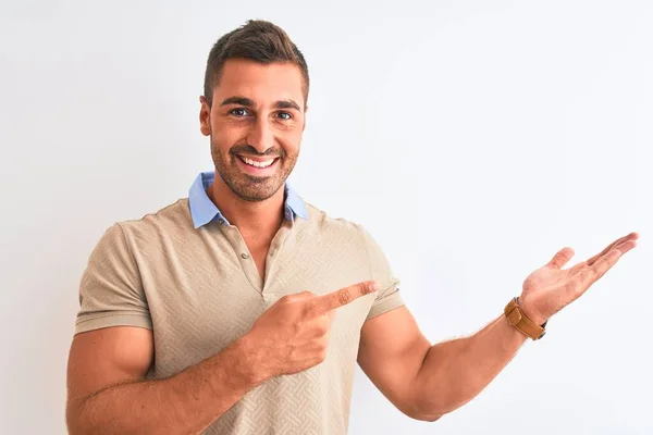 Joven Hombre Guapo Con Elegante Camiseta Sobre Fondo Aislado Sorprendido — Foto de Stock