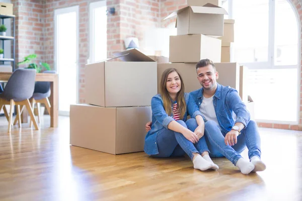 Junges Schönes Verliebtes Paar Zieht Ein Neues Zuhause Sitzt Auf — Stockfoto