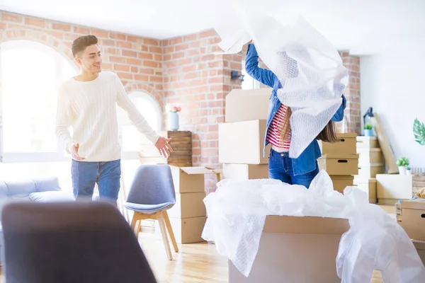 Jovem casal asiático se divertindo brincando com bolha envoltório sorrindo — Fotografia de Stock