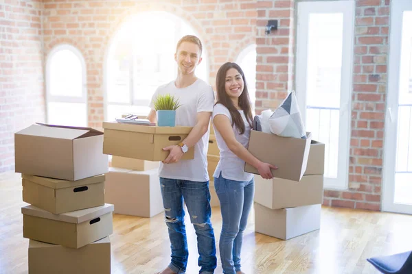 Jovem Casal Bonito Nova Casa Torno Caixas Papelão — Fotografia de Stock