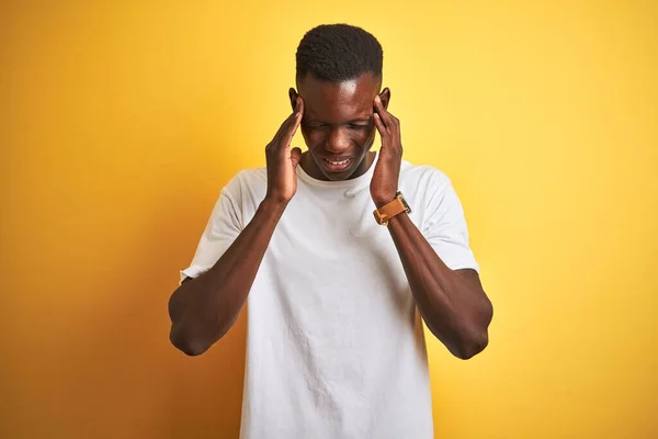Νεαρός Αφροαμερικάνος Που Φοράει Λευκό Μπλουζάκι Πάνω Από Απομονωμένο Κίτρινο — Φωτογραφία Αρχείου