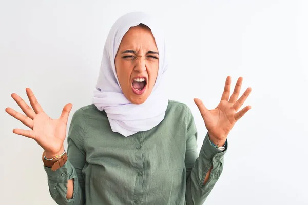 年轻美丽的阿拉伯妇女 身穿传统的穆斯林头巾 在与世隔绝的背景下欢庆疯狂和疯狂的成功 举起双臂 闭上眼睛 兴奋地尖叫着 赢的概念 — 图库照片