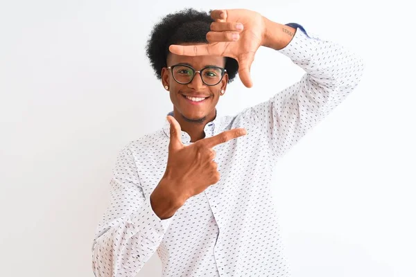 Giovane Uomo Afroamericano Indossa Camicia Elegante Occhiali Sfondo Bianco Isolato — Foto Stock