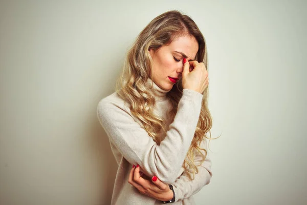 Mooie Vrouw Draagt Wintercoltrui Geïsoleerde Witte Achtergrond Vermoeide Wrijven Neus — Stockfoto