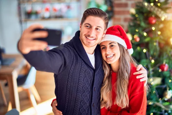 Jovem Casal Bonito Sorrindo Feliz Confiante Abraçando Fazer Selfie Por — Fotografia de Stock