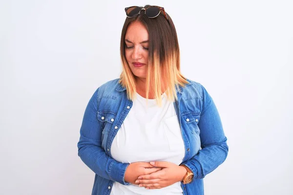 Mooie Vrouw Draagt Denim Shirt Staan Geïsoleerde Witte Achtergrond Met — Stockfoto