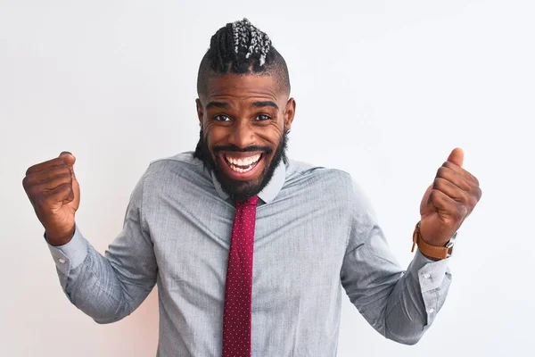 Hombre Negocios Afroamericano Con Trenzas Con Corbata Pie Sobre Fondo — Foto de Stock