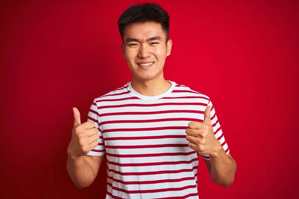 Mladý Asijský Číňan Pruhovaném Tričku Stojící Nad Osamělým Červeným Nápisem — Stock fotografie