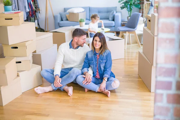 Mooi Schattig Klein Meisje Met Ouders — Stockfoto