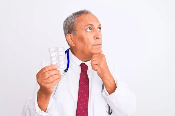 Hombre Médico Senior Usando Estetoscopio Sosteniendo Píldoras Sobre Fondo Blanco — Foto de Stock
