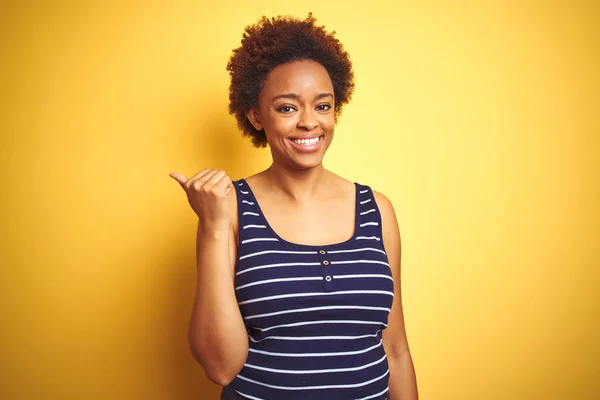 Beauitul Afrikaan Amerikaanse Vrouw Dragen Zomer Shirt Geïsoleerde Gele Achtergrond — Stockfoto