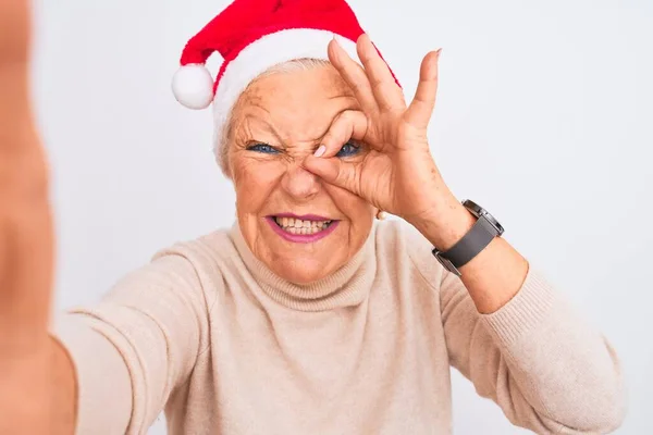 Szare Włosy Kobieta Sobie Crhistmas Santa Kapelusz Zrobić Selfie Odizolowanym — Zdjęcie stockowe